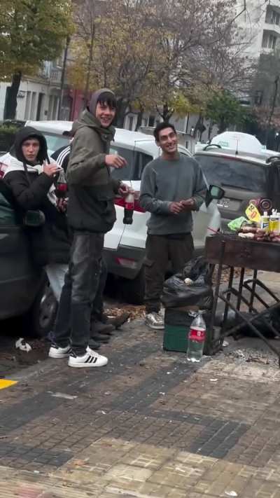 Mentalista urbano realizó una demostración a la salida de un boliche de La Plata