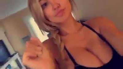 Bi buds, let’s stroke to Lindsey Pelas