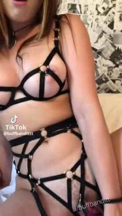 Upvote for 6 free nudes in your dms!