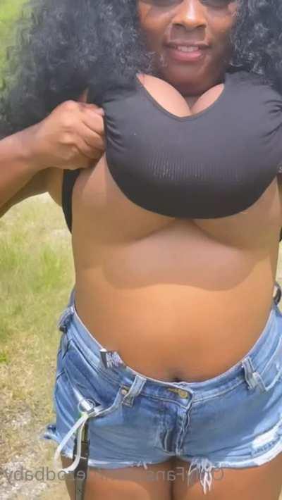 Huge natural boobs👇