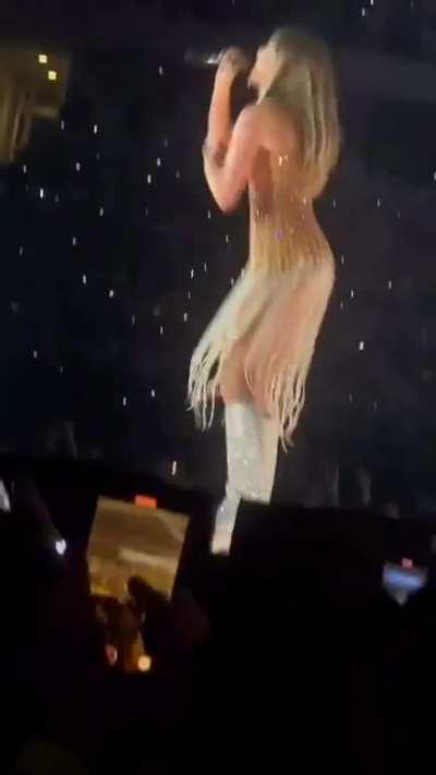 i want Taylor Swift to wrap her legs around my body while i shove my cock deep down her pussy mhm 