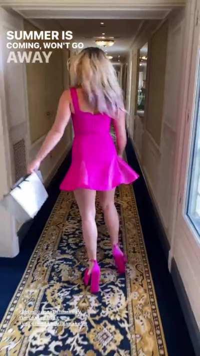 Florence Pugh is all dolled up and her way to her dick appointment.