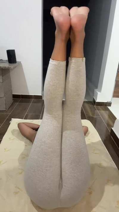 Does anyone here like feet? [F]