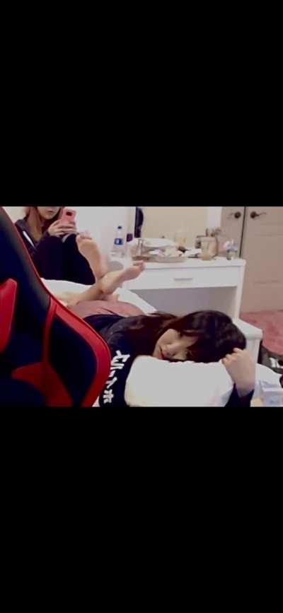 Aria doing “the pose” during Kimi’s stream