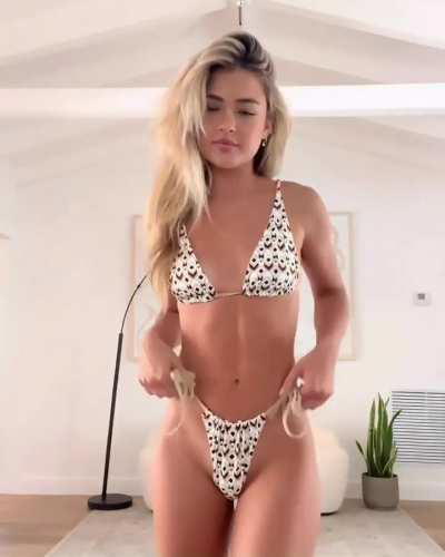 She loves showing off her body 🔥