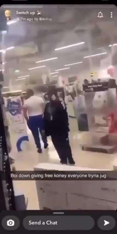 Scenes across Ireland tonight as a glitch at the 'Bank of Ireland' meant people were able to withdraw €1000s even if you have nothing in your account, Gardai are now guarding machines.‌‌The Irish out emptying the banks and buying TVs