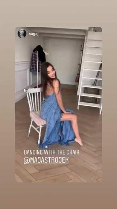 Maja Strojek barefoot