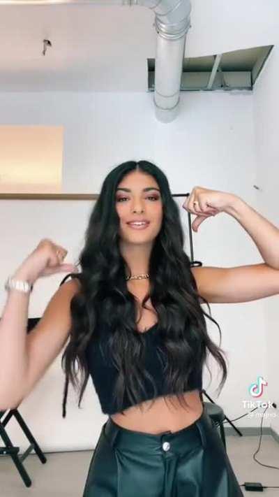 Elisa Maino si muove tutta e anche il suo culo🍑💃🏼