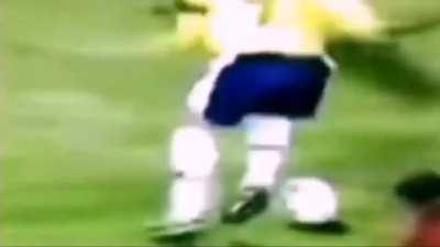 James Rodriguez quando coloca qualquer camisa que não seja a do São Paulo.