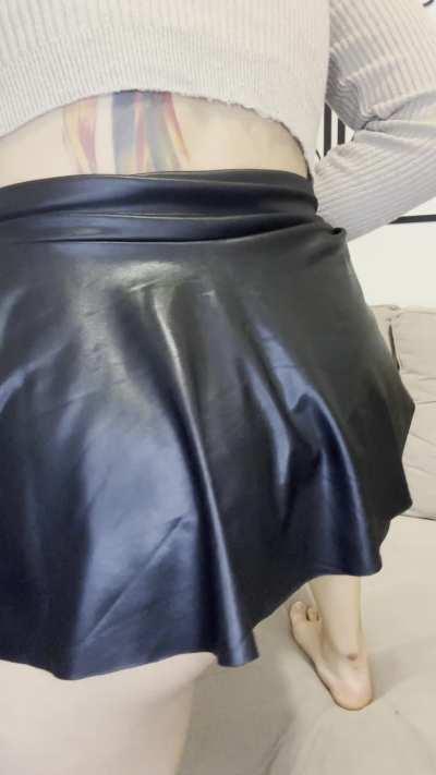 della smith upskirt piss in glas one foot up on couch