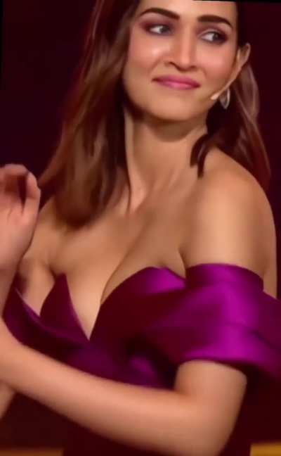 Kriti sanon yummy cleavage 🤤