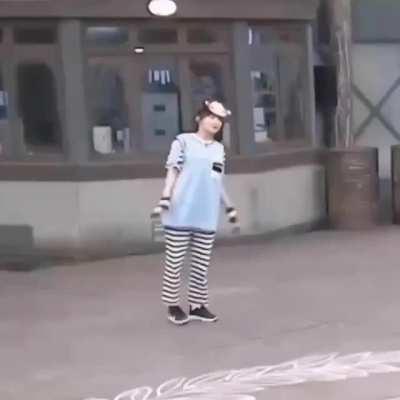 8 secs of Seulgi being Ddeulgi while playing Charades