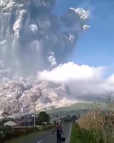 Mount Merapi erupted on the island of Java in Indonesia. Media reports that lava flows have already spread to a distance of 1.5 km, and a cloud of smoke up to 7 km high has risen into the sky.