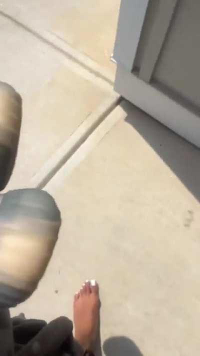 She loves being barefoot @deyananicara