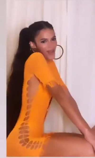 Bruna Marquezine Bouncing It