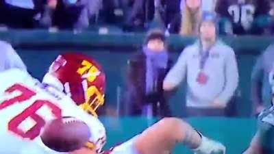 [Highlight] Garrett Gilbert in a state pure fear as he gets sacked