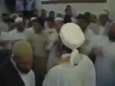 Islam uyusturucudur. Madde ile etkisi aynidir. Kafayi uyusturur. Basit bir örnek.