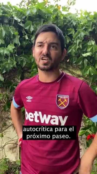 Futbolista entrevistado después de pasear a su perro