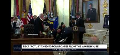 Medical emergency in Oval as Trump admin health officials were announcing a deal with big pharmaceutical corporations for weight loss drugs
