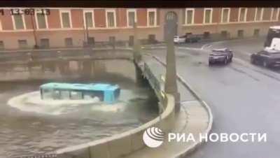 Moment St. Petersburg Bus Driver Loses Control, Slams into Another Vehicle & Crashes into Moika River today.