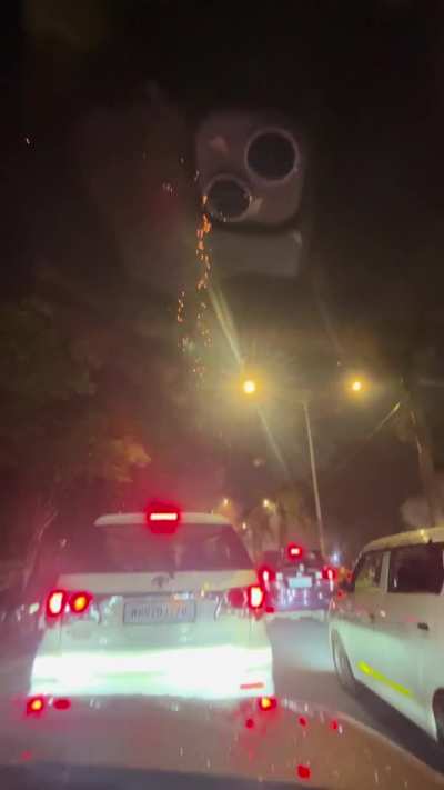 People blocking roads and causing a traffic jam to burst crackers - Mumbai [OC]