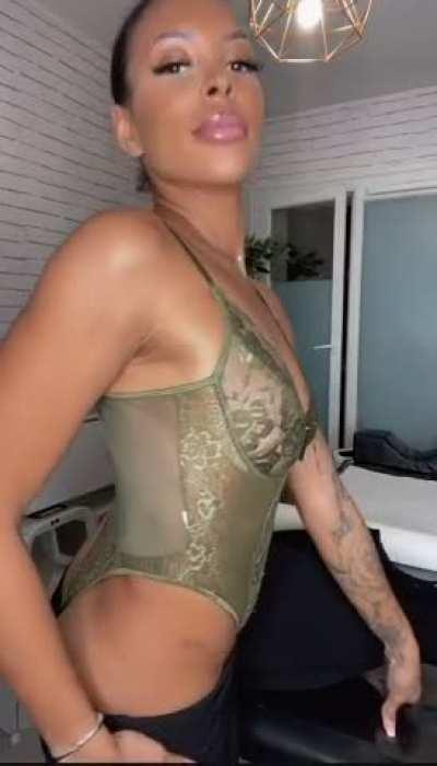 would u date a tattooed 19 yo girl like me