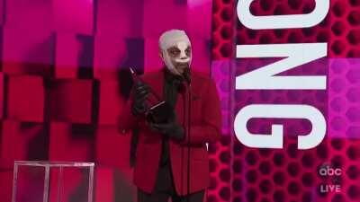 Another award for our man! This time it's for Heartless as the best RnB SOTY. shout out to all the XO who voted ❤️