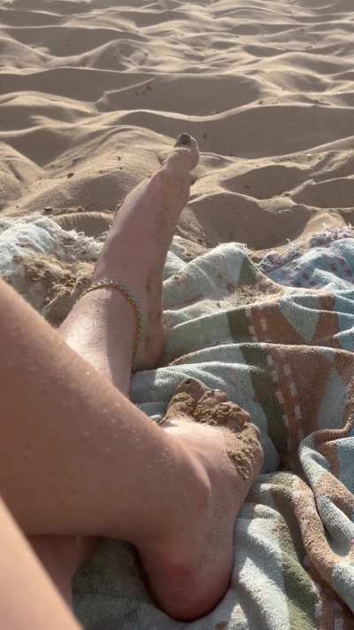 Wanna see my feet while I’m on the beach ?👅