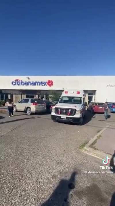 Citibanamex obliga a abuela, discapacitada y postrada, a acudir en camilla a la sucursal para renovar su TDD.