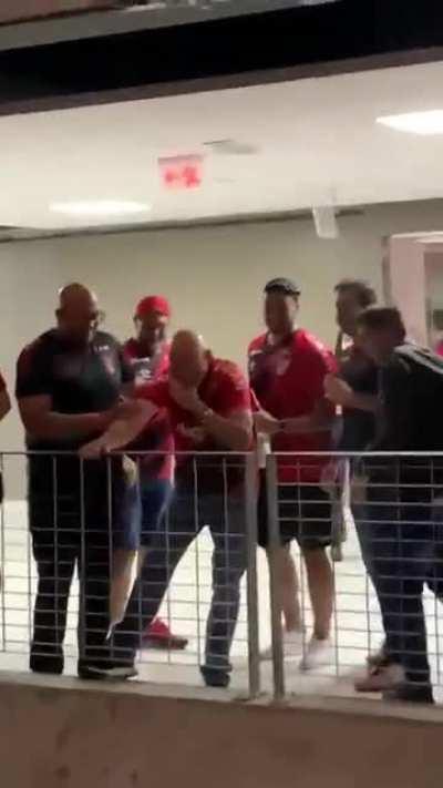 Luciano Hang ganhando uma cerveja cortesia no jogo Furacão x Galo