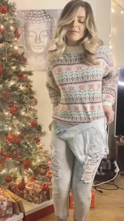 the only christmas present that unwraps itself.. 🎁☺️