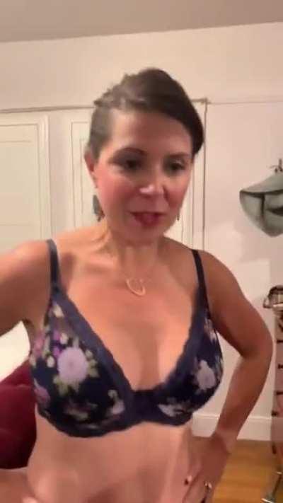 My back. In black. Panties. (43F)