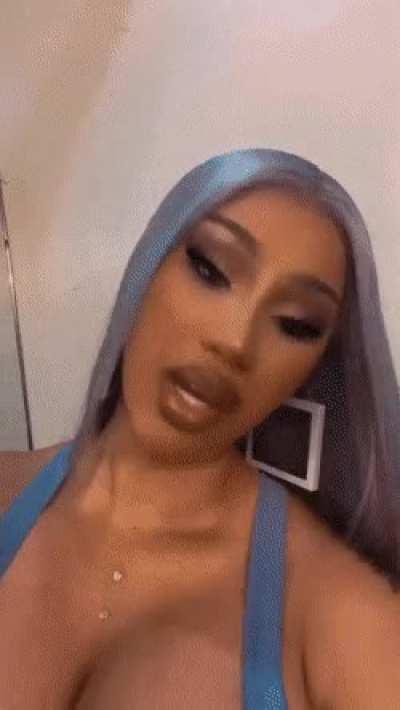 Need to someone to feed me all the hiphop baddies (Nicki, cardi, Saweetie, Bey, Rihanna, Meg, Doja etc) lets get filthy nasty