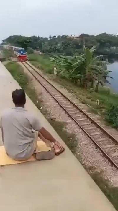 (23/10/2023) Seconds before two trains collide killing approximately 17 people in Bangladesh