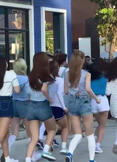 MINATOZAKI SANA & CHOU TZUYU (Featuring Twice)