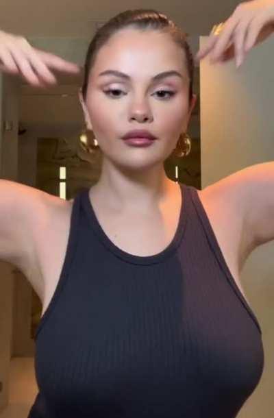 Selena Gomez's heavy milk tankers! 🍼🚚