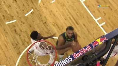 [Highlight] Rudy Gobert struggles to put the ball in the hoop at point blank range against PJ Tucker and Embiid
