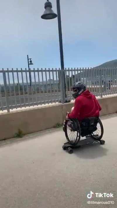 Um cara de cadeira de rodas andando de skate