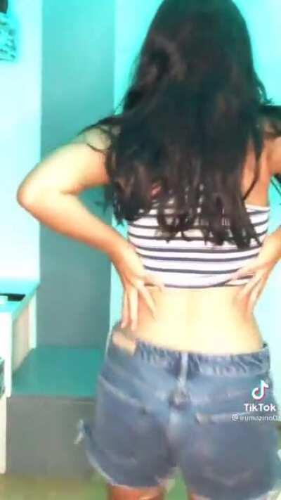 C&oacute;mo mueve ese culo😍