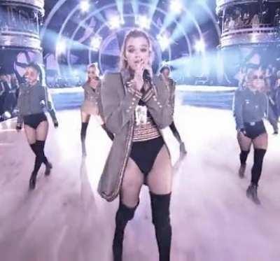 Can't stop pumping for Hailee Steinfeld.💦💦