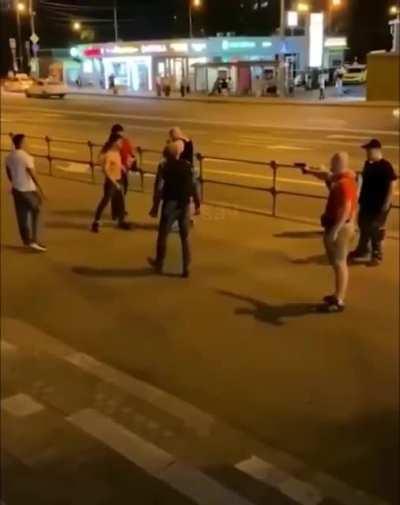 Москва, наши дни. Кучку скинхедов отпинали кавказцы.