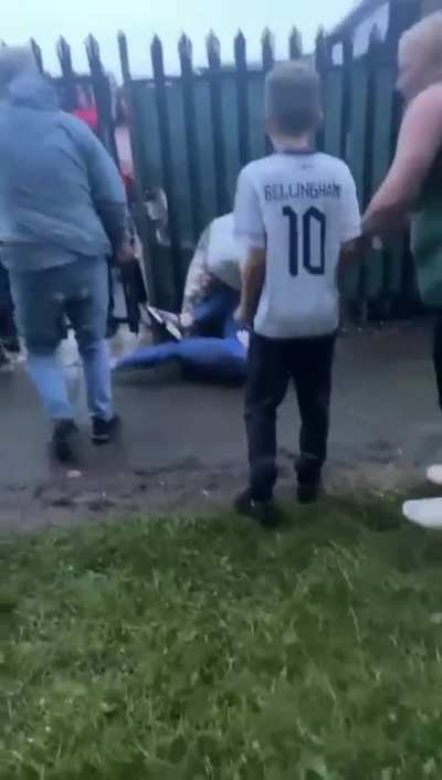 2 Sisters having a fight. Middlesbrough area last night.