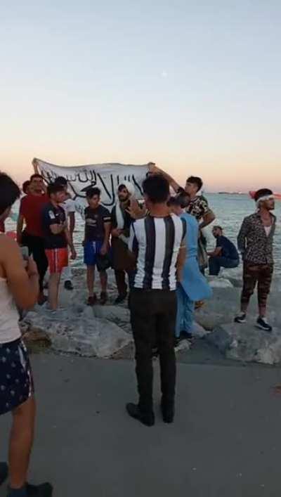 Zeytinburnu'nda iki grup Afgan göçmenin Afganistan İslam Emirliği ve Afganistan Krallığı'nın bayraklarını açtı