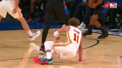 [Highlight] Nerlens Noel intentionally trips Trae Young as he trails behind the play