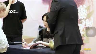 Taeyeon’s reaction when fans giving her an eggplant, banana, watermelon, and apple 😅 Sones love for her and she is so cute 💜#TAEYEON #GG4EVA #SNSD