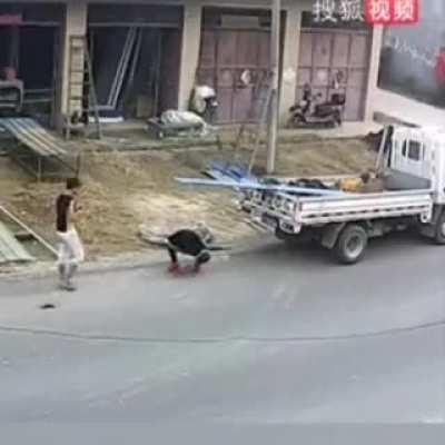 WCGW Playing stupid games on mobile while walking