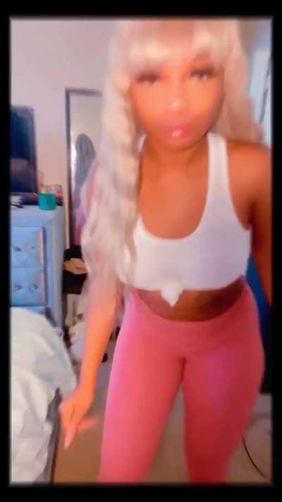 Rissa Twerking in legging