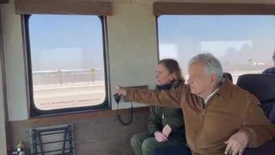 Lord montajes, tren falso, sonrisas falsas pero reacciones muy verdaderas.