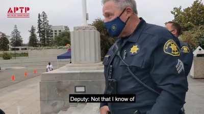 Hoje eu descobri que alguns policiais nos Estados Unidos começaram a usar uma tática de reproduzir musicas com copyright (tipo Taylor Swift, Beatles, etc) para que as pessoas não os gravem e se acaso gravem que o video caia do YouTube por copyright.