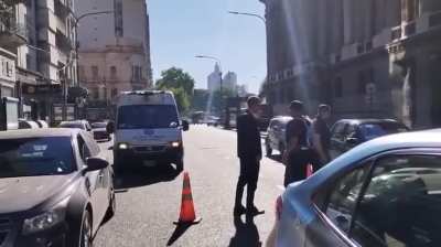Tachero se quedó dormido en Avenida Rivadavia y tuvieron que romper la ventanilla para despertarlo
